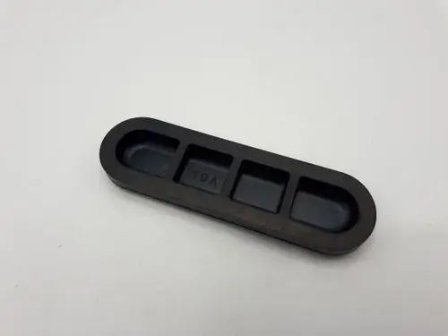 Gummidichtungskappe in schwarz, mit mehreren Aussparungen. Eignet sich für Anwendungen, bei denen eine dichte Abdichtung erforderlich ist. Marke Remeha.